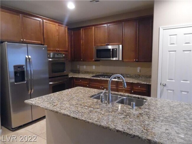 Building Photo - Huge 4 bedroom 3 bath 2 story home