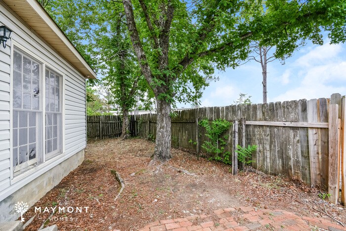 Building Photo - Brick 3 Bedroom Home