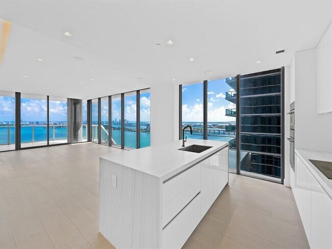 Foto del edificio - 700 NE 24th St