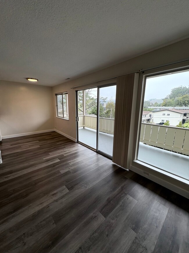 Building Photo - 16 S Knoll Rd