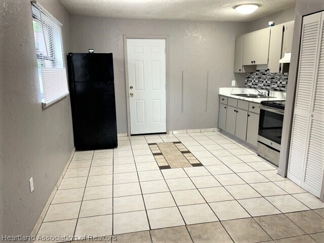 Building Photo - 483 Las Palmas Cir