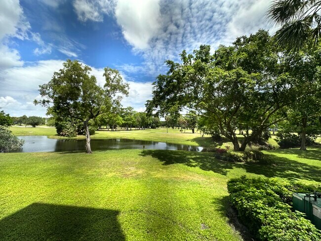 Foto del edificio - 4015 W Palm Aire Dr