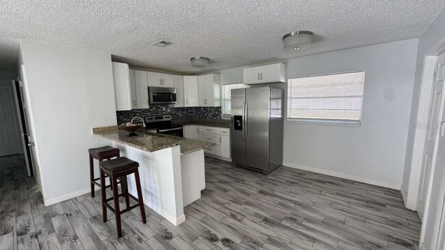 Building Photo - 545 Oak Dr