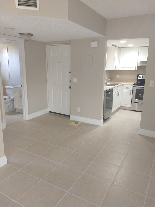 Building Photo - 1503 SE Royal Green Cir