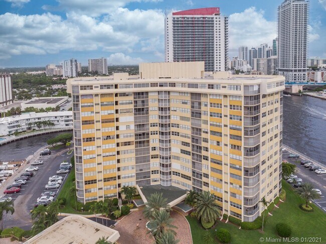 Foto del edificio - 100 Golden Isles Dr