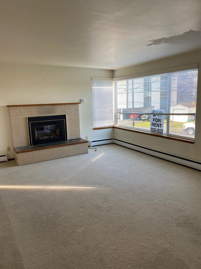 Building Photo - 3808 Beach Dr SW