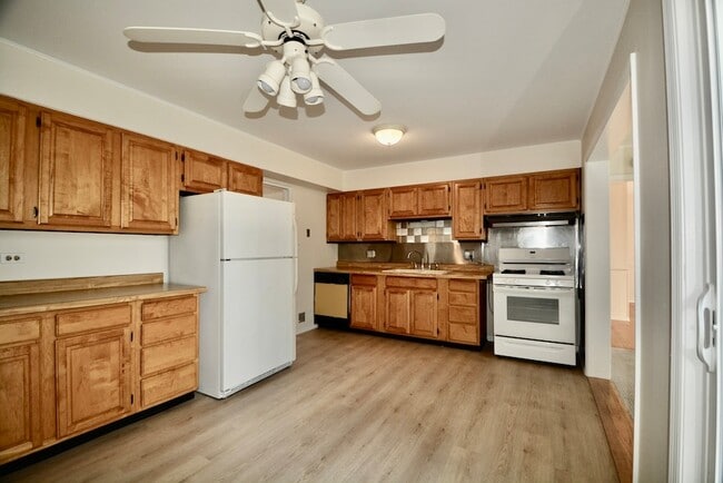 Building Photo - 609 Loomis St