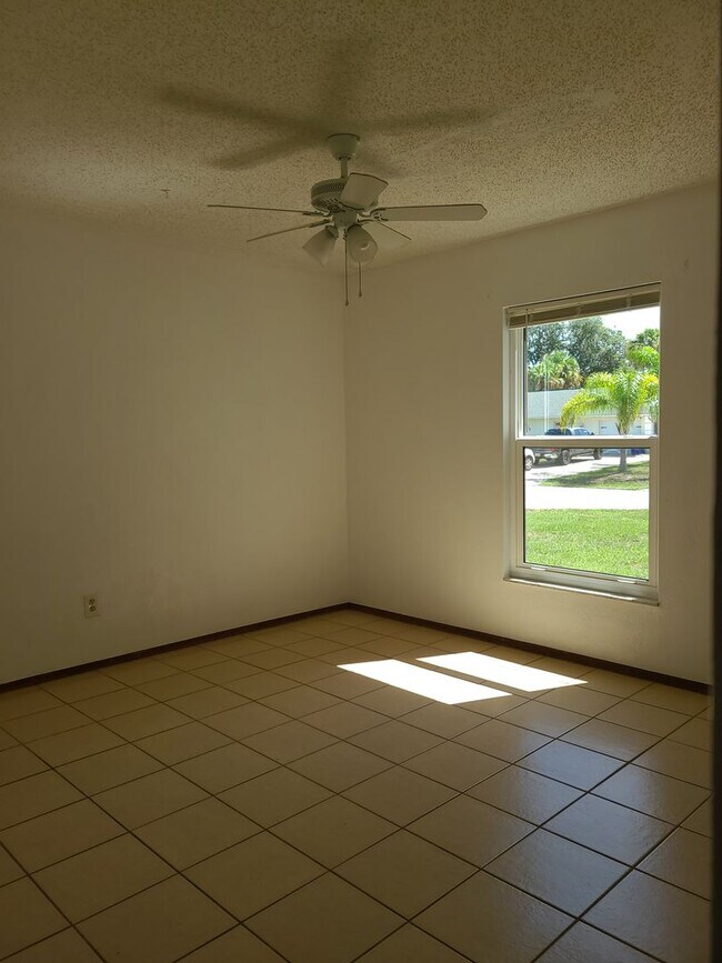 Building Photo - AVAILABLE NOW DON'T MISS OUT. Duplex 2 bed...
