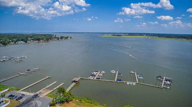 Foto del edificio - For Rent – Beautifully Updated Townhome in Gull Point a Waterfront Community