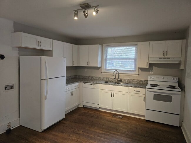 Building Photo - NEW LISTING!!!!!