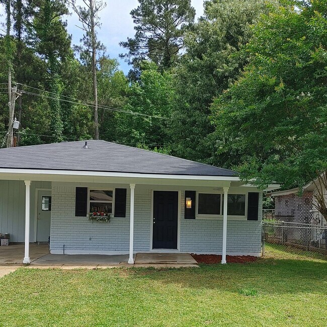 Building Photo - Super cute in Haughton School District...