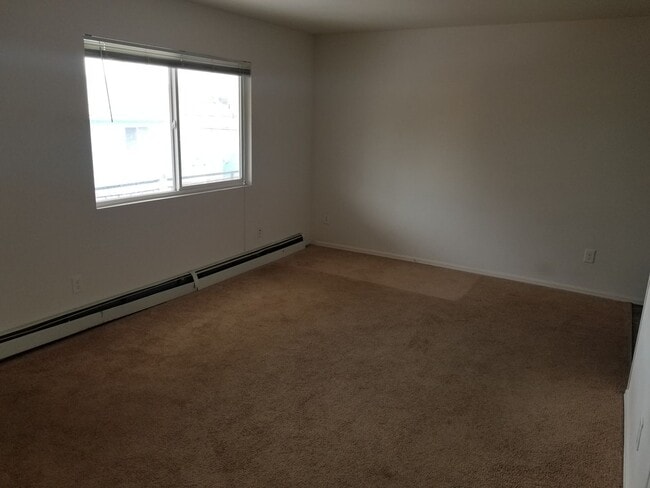 Building Photo - Cozy Fourplex for Rent on University Drive