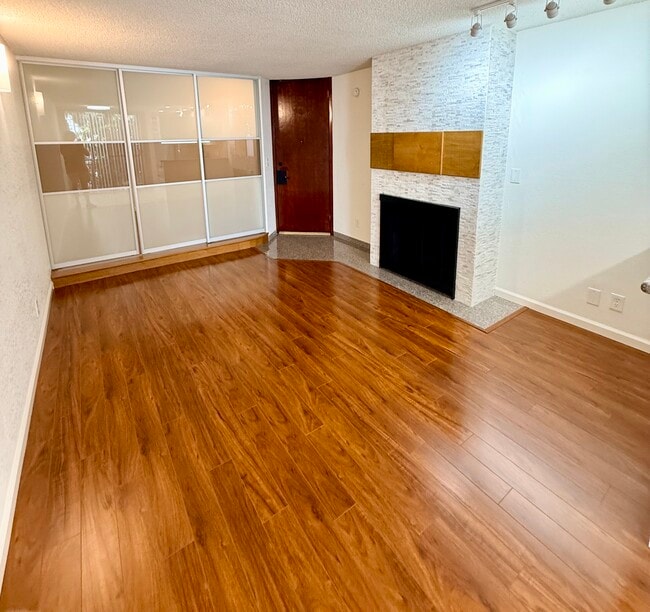Living Area 17 - 659 S Cloverdale Ave