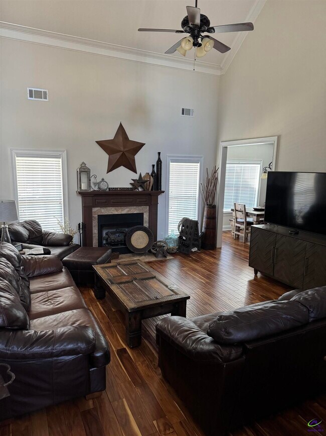 Building Photo - 305 Taylor Elaine Dr