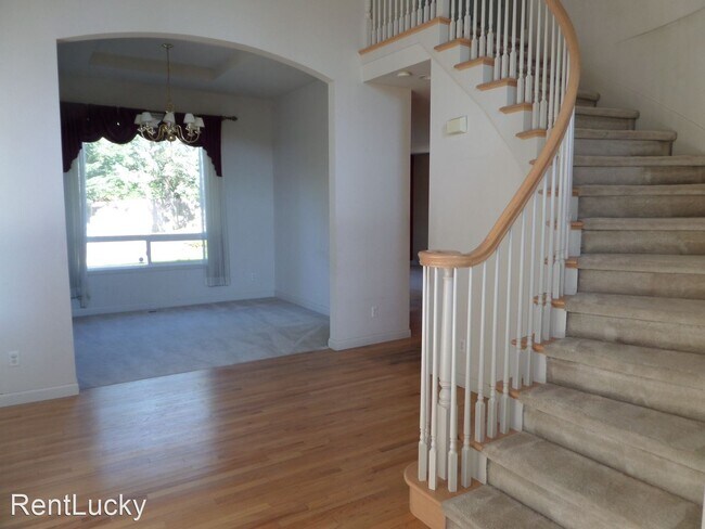 Building Photo - 3 br, 2.5 bath House - 102 243rd Pl SE