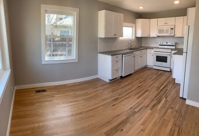 Building Photo - Recently Renovated 3 Bedroom 1 Bath With S...