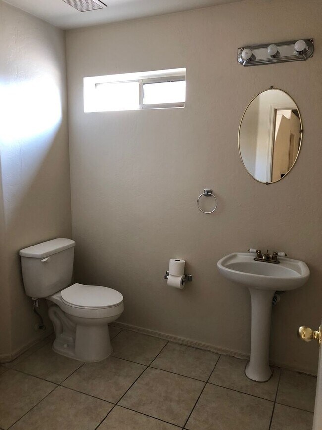 Foto del edificio - 3 Bedroom - 2 story corner lot - Glendale ...