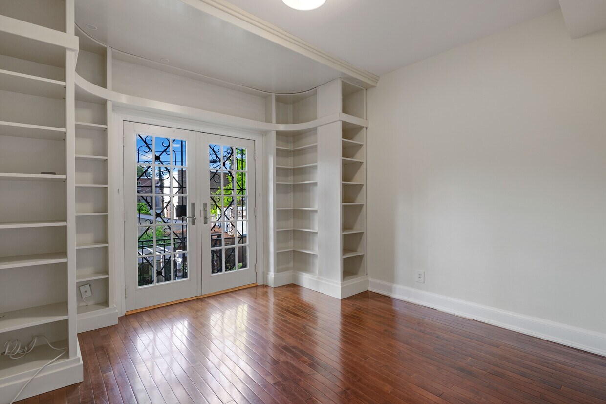 Primary Photo - 711 A St NE