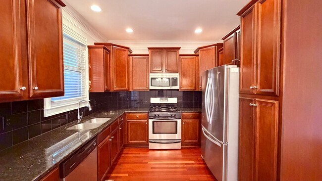 Foto del edificio - Perfect West Midtown Location!  4 Bedroom Townhouse, Granite, Hardwood Floors