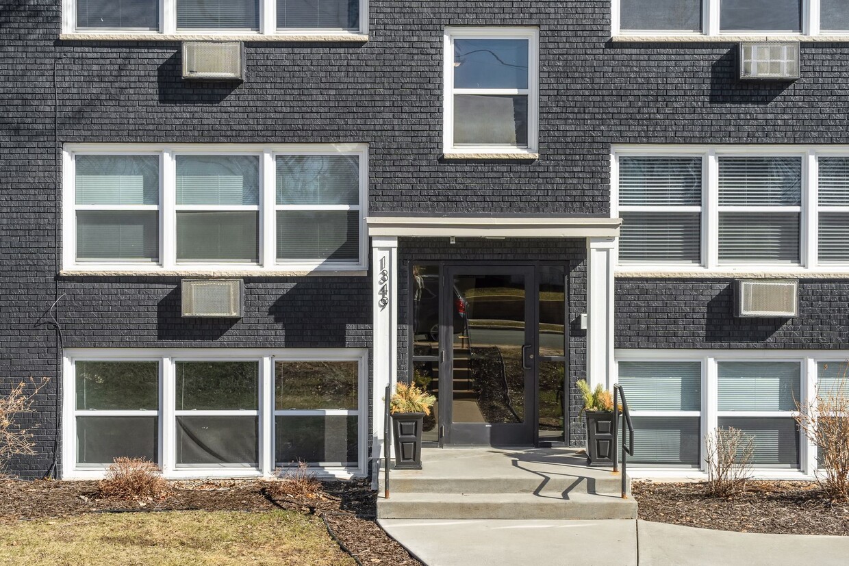 Primary Photo - Large Remodeled 2 Bedroom