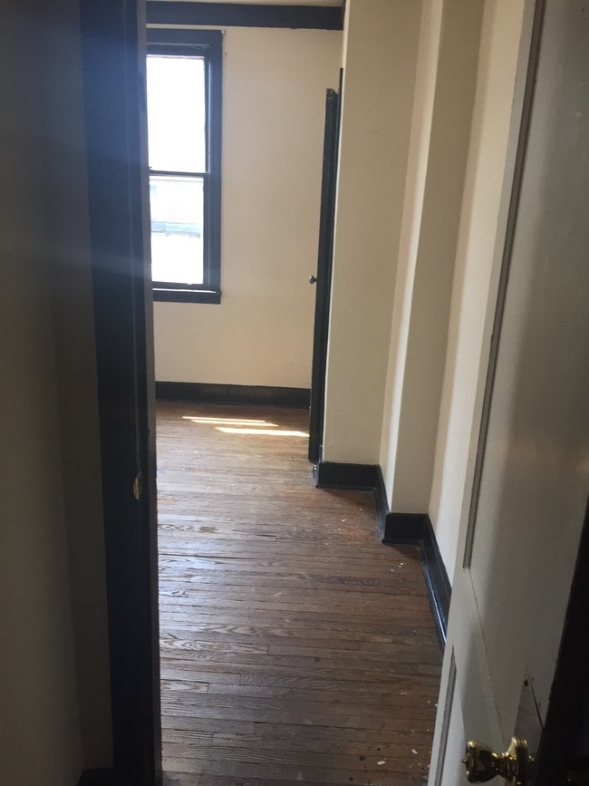 Building Photo - 3377 Parkview Ave