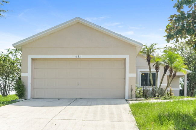 Building Photo - 1323 Hillview Dr