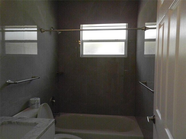 Foto del edificio - 1738 Rodman St