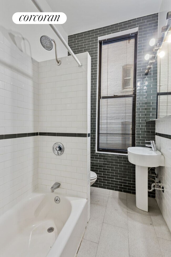 Foto del edificio - 70 W 11th St