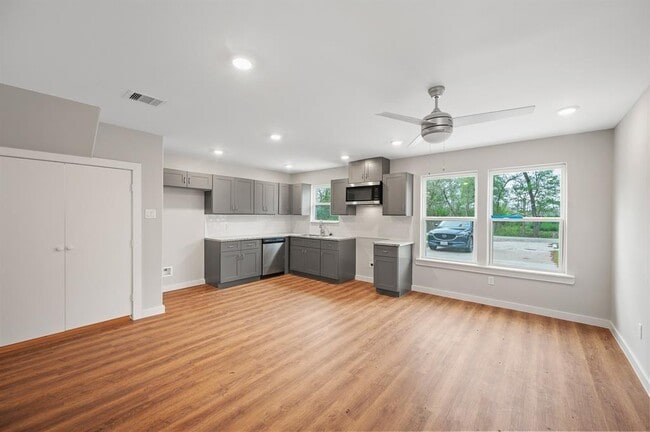 Building Photo - 9243 Seeker St