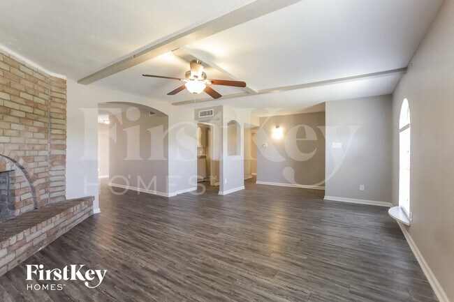 Foto del edificio - 24011 Reagon Canyon Dr