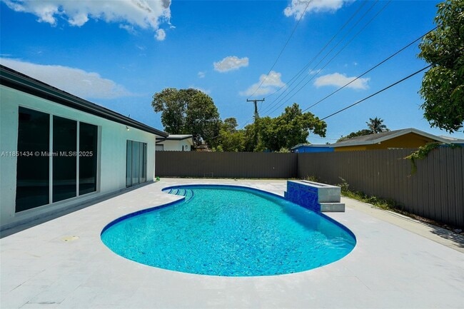 Foto del edificio - 840 NW 170th Terrace