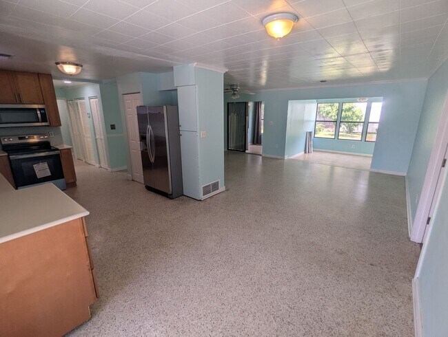 Foto del edificio - For Rent: 4 Bedroom, 3  Bathroom, Office/Den, Sunroom/Florida room, Large Shed, Huge backyard
