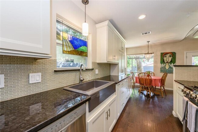 Foto del edificio - 1007 Stoneoak Ln