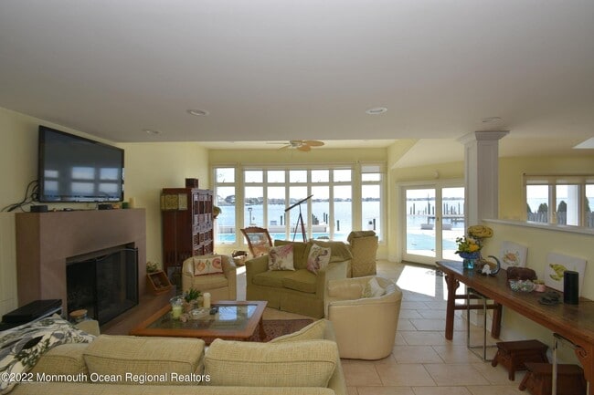 Building Photo - 323 Cove Dr