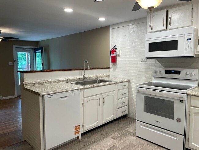 Foto del edificio - Newly Updated 4 Bedroom 1 Bathroom Townhom...