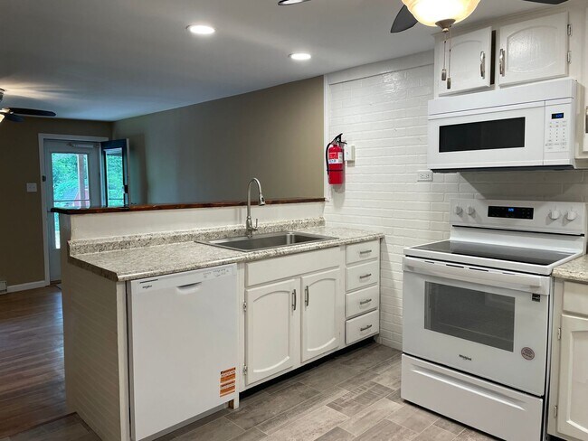 Foto del edificio - Private 4 Bedroom 1 Bathroom Townhome in East Hempfield Township!