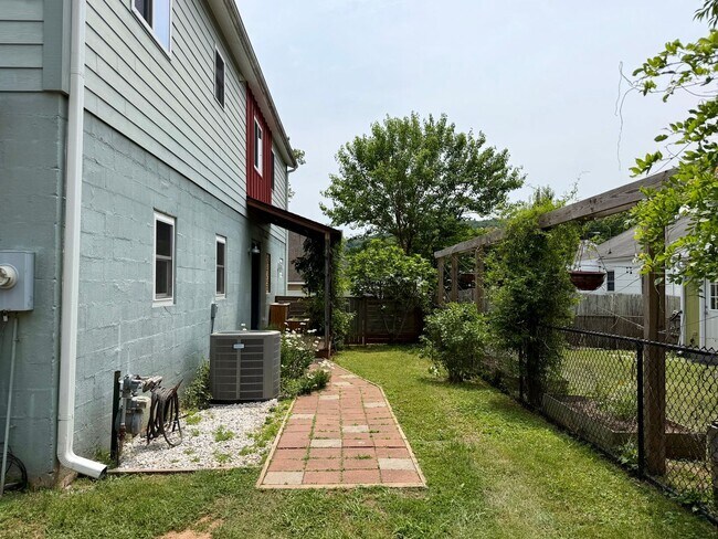 Building Photo - 1500 Meridian St