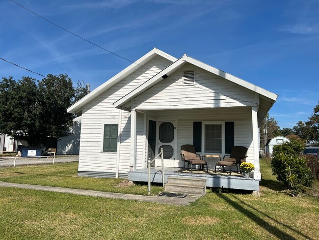 Building Photo - One Bedroom , One Bathroom