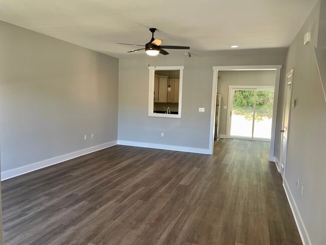 Building Photo - 114 Sunburst Villa Dr