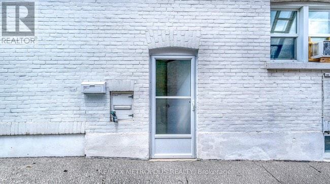 Building Photo - 27 Warren Ave