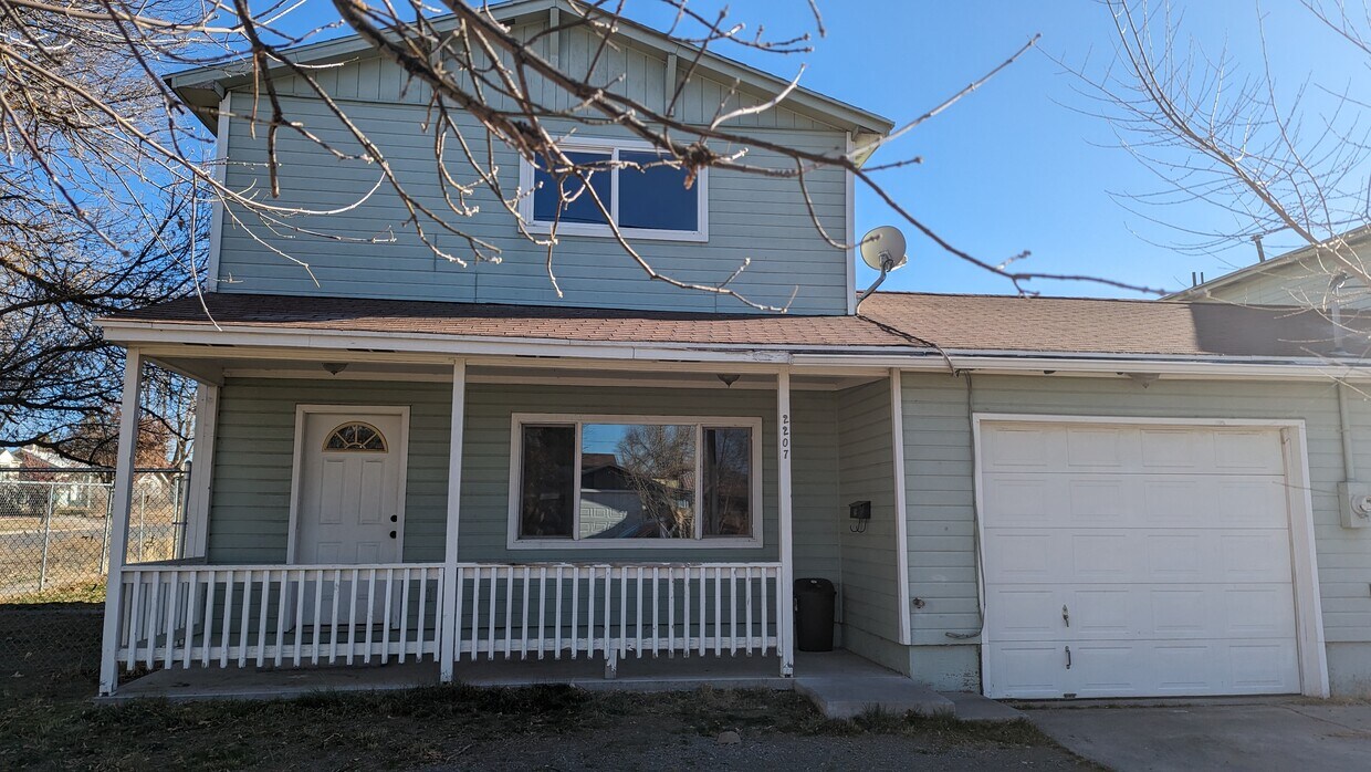 Primary Photo - 2207 Oak Ave