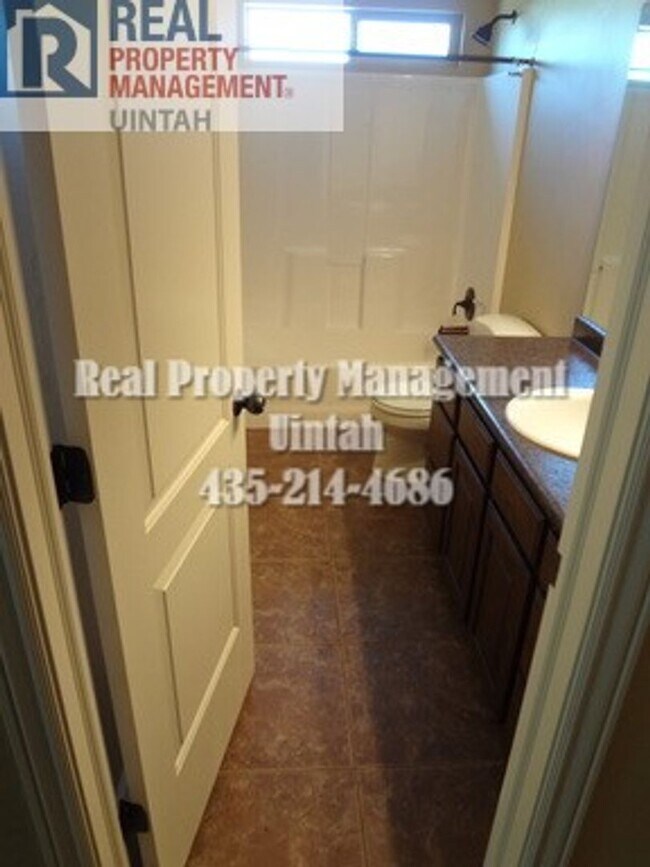 Foto del edificio - 3 Bedroom Condo With 2 Car Garage.