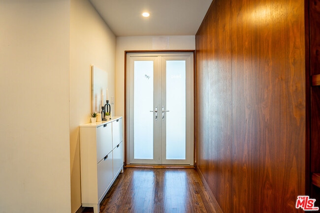 Foto del edificio - 4548 Farmdale Ave