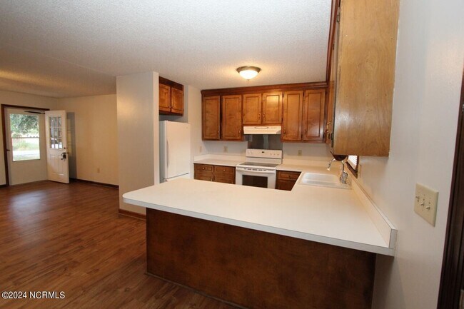 Building Photo - 208 Dolphin St