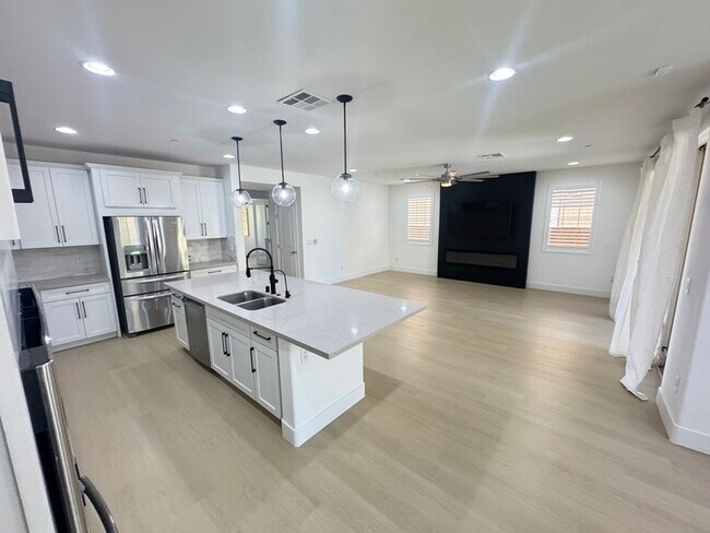Building Photo - Beautiful Inspirada Home with Two Primary Suites & Private Pool