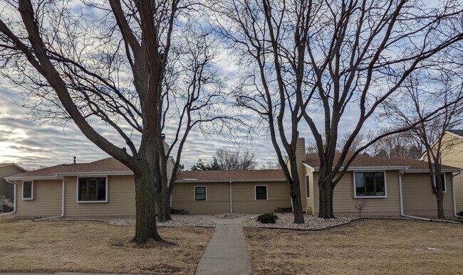 Property is conveniently located on 57th Street. New roof, windows and paint. - 507 E 57th St