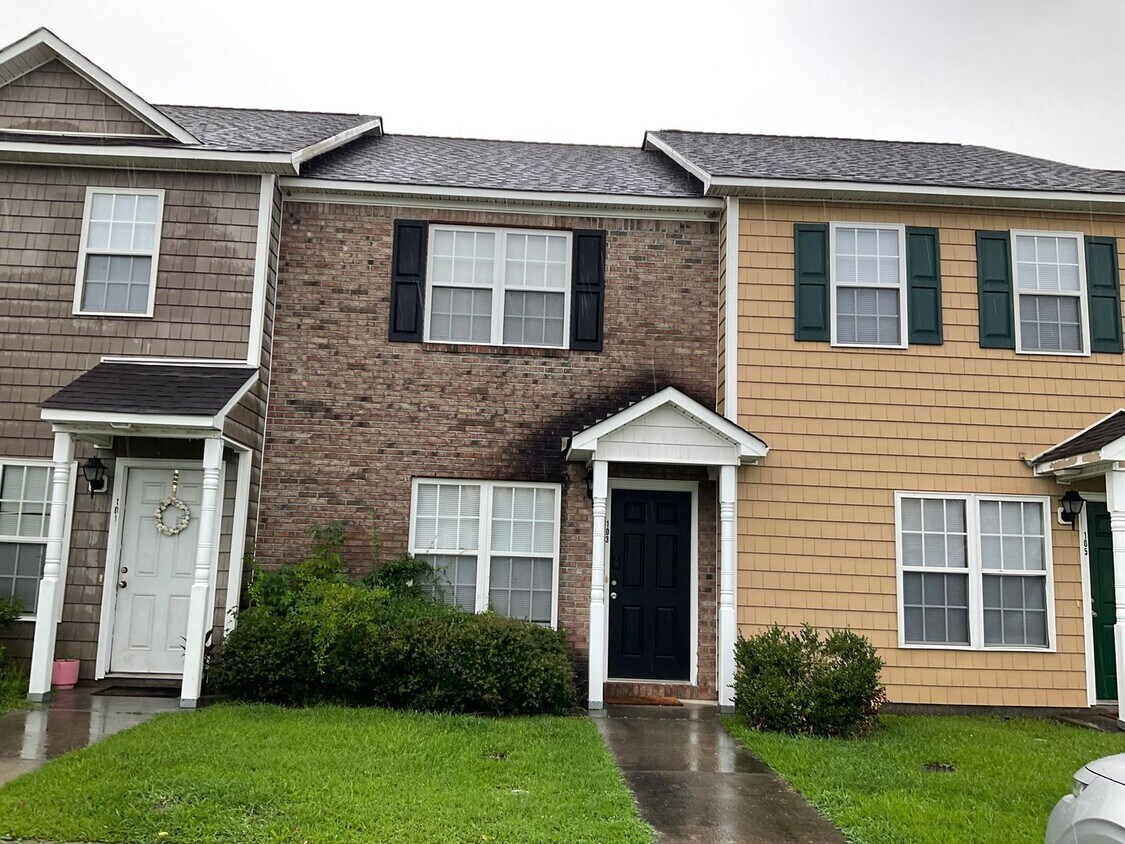 Foto principal - Charming two bedroom one and a half bath t...