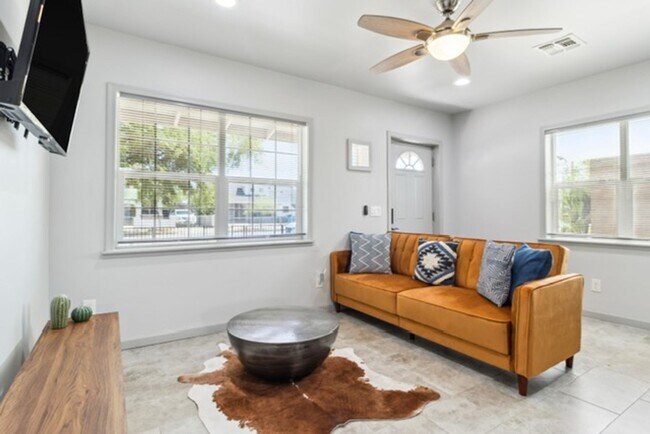 Foto del edificio - Utilities Included (a $200+ Savings). Charming Updated Duplex Home in Historic District!