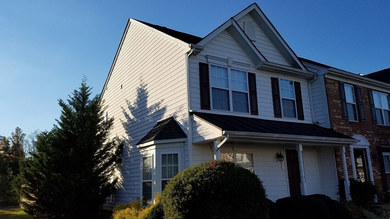 Foto principal - 3 bed, 2.5 Bath 1440sf End-Unit Henrico To...