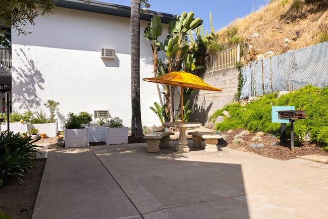 Building Photo - Valle at Fairway